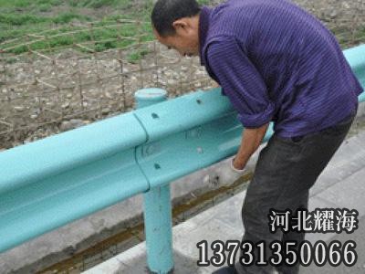 道路護(hù)欄板安裝實拍