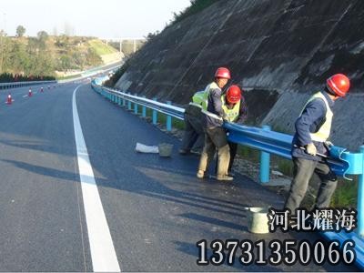 道路護(hù)欄板安裝實拍