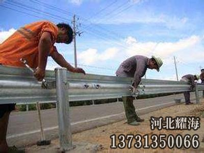 道路護(hù)欄板安裝實拍