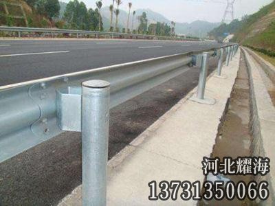 道路護(hù)欄板安裝實拍